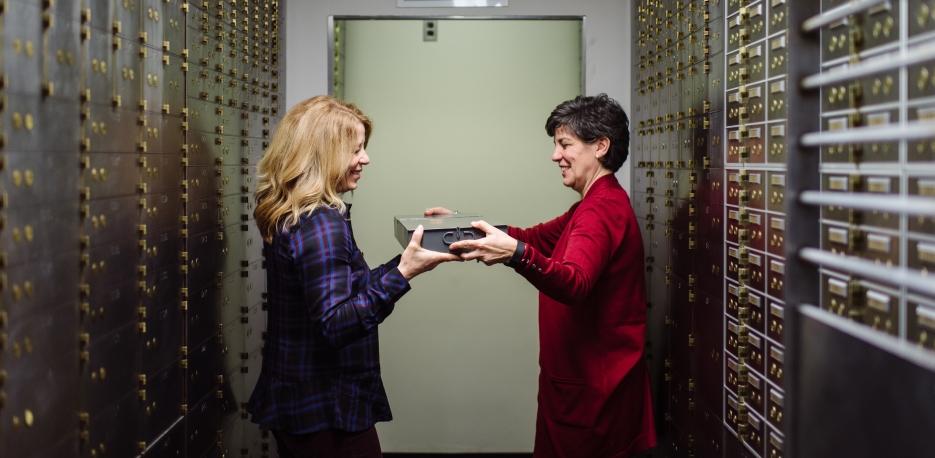 A WSB personal banker giving a customer her safe deposit box.