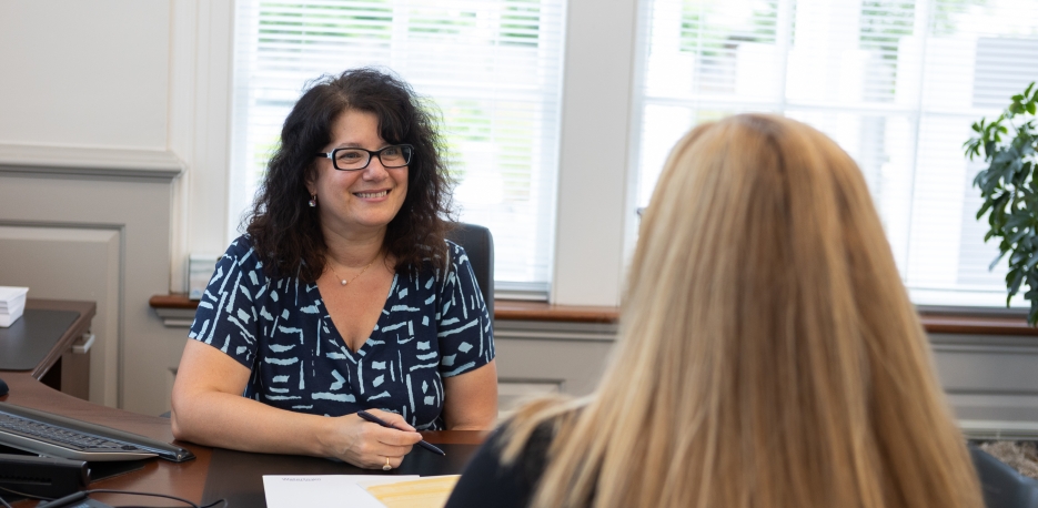 Personal Banker helping a customer in a meeting.
