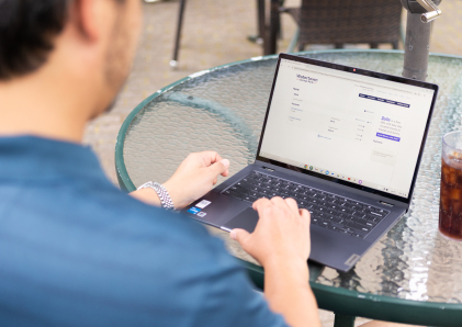 Man checking his business bank accounts on WSB online while sitting at a cafe.