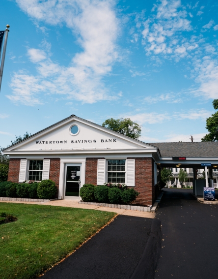The front of the WSB Church Street Branch with the drive-thru on the right.