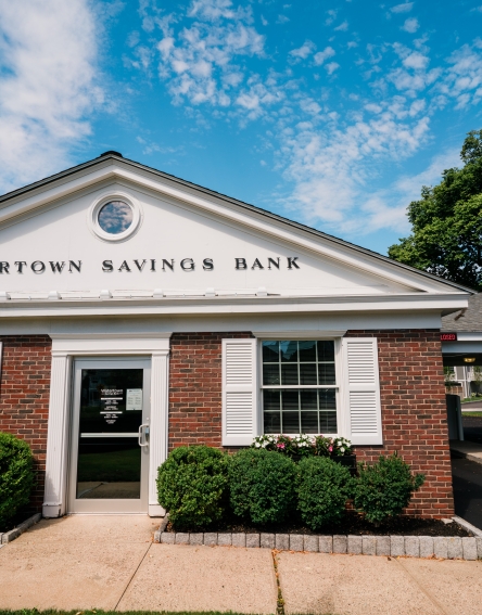 The front of the WSB Church Street Branch with the drive-thru on the right.